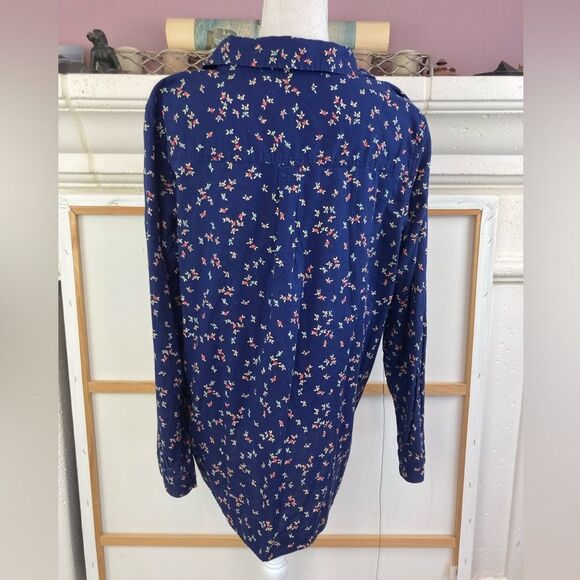 Talbots Navy cotton floral romantic preppy floral blouse. Collar, V neck pretty - Picture 2 of 9
